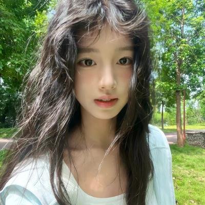 落地灯与窗帘 · 夜晚客厅主构图